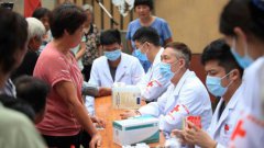 受到藏族群众的一致好评称医疗队为藏族人民的“好门巴”