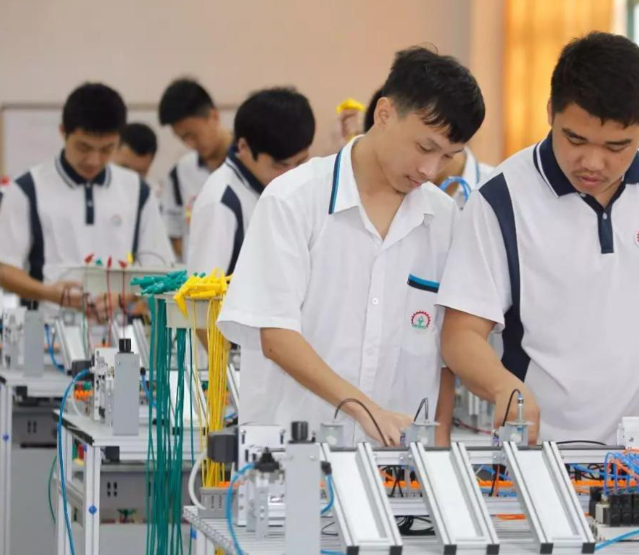 课程教育中设置企业实践环节让学生在实践检验中增加板补短板